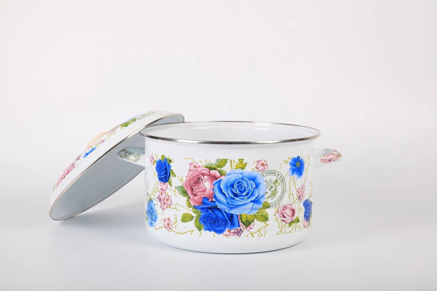 Кастрюля объемом 1,5 л с эмалированной крышкой и ручкой из углеродистой стали толщиной 0,5 мм.